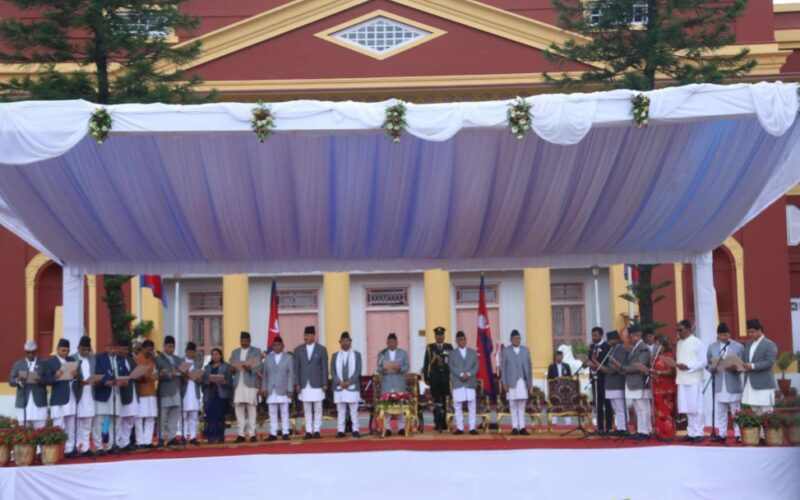 ओली सरकारमा दुई उपप्रधानमन्त्रीसहित २१ मन्त्रीको शपथ