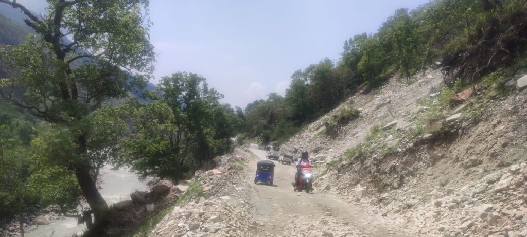 पहिरोले अवरुद्ध भयो बेँसीसहर–चामे सडक, मनाङ आवतजावत प्रभावित