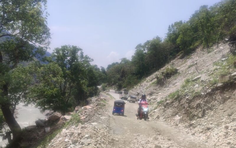 पहिरोले अवरुद्ध भयो बेँसीसहर–चामे सडक, मनाङ आवतजावत प्रभावित