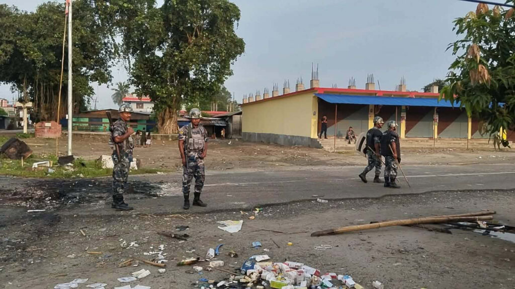 मधेसमा तनाव बढ्दै, सिरहामा अनिश्चितकालीन कर्फ्यु