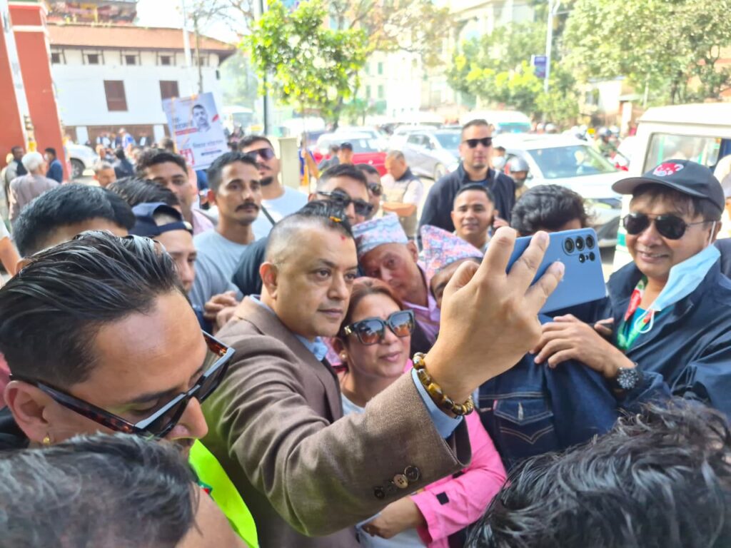 मतदानस्थलमा गगन थापा, प्रतिनिधिसँग मागे भोट