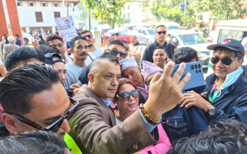 मतदानस्थलमा गगन थापा, प्रतिनिधिसँग मागे भोट