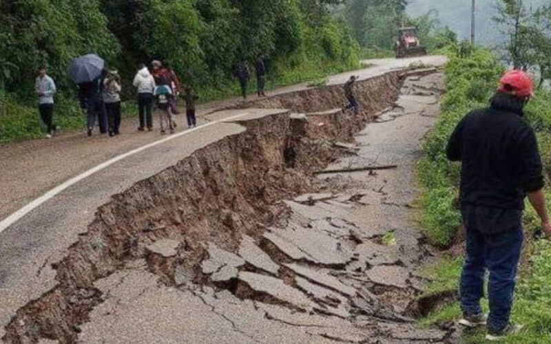 बाढीपहिरोका कारण देशभर १ सय ३२ सडकखण्डको यातायात सेवा प्रभावित: सडकको अवस्था बुझेर मात्रै यात्रा गर्न प्रहरीको अनुरोध