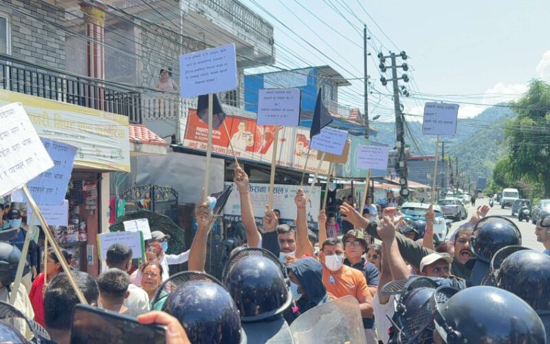 रास्वपा सभापति रवि लामिछानेलाई सहकारीपीडितहरूले देखाए कालो झण्डा