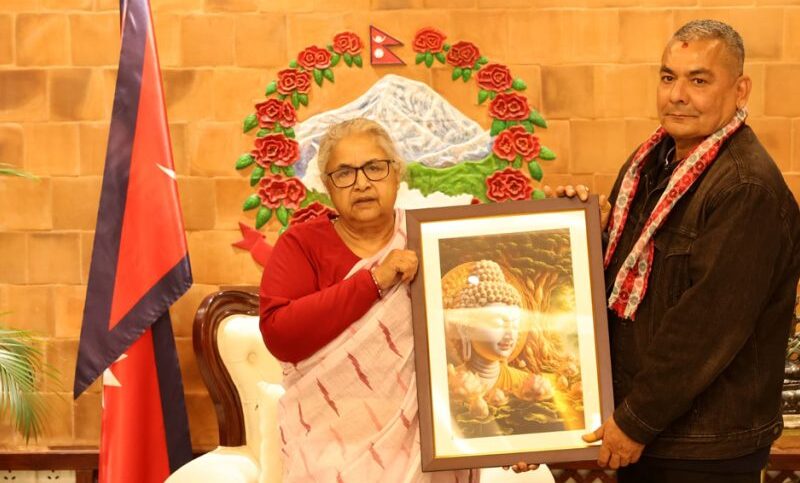 दुर्गा प्रसाईंलाई बुद्धको तस्वीर उपहार दिँदै प्रधानमन्त्री कार्कीको सन्देश: शान्तिपूर्ण बाटो रोजौं