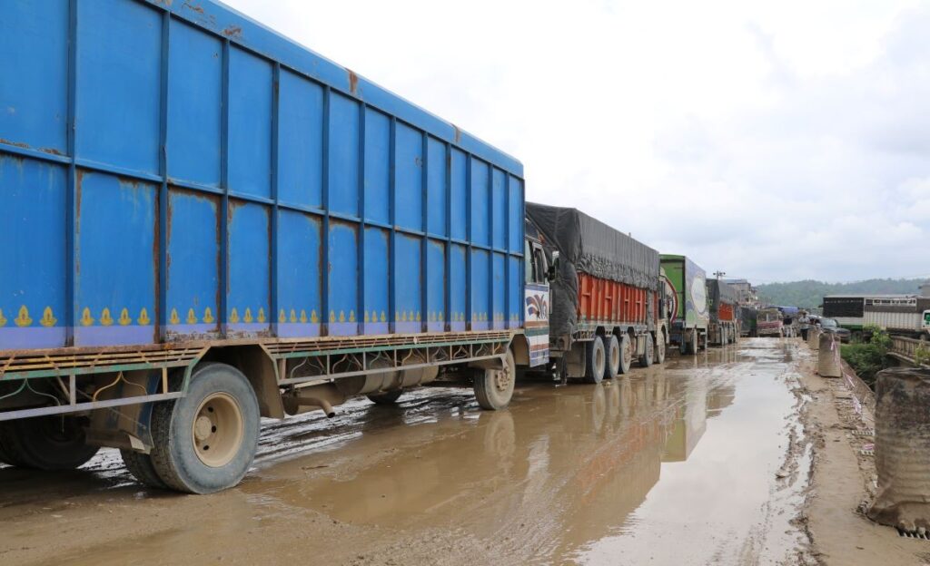 वर्षाले बिग्रियो सडक अवस्था, दाउन्ने खण्डमा जाम