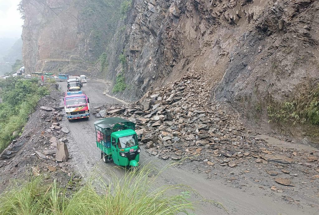 तुइन खोला क्षेत्रमा पहिरोले गर्दा यातायात प्रभावित