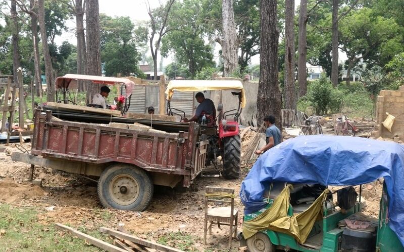 डोजर बिना नै अतिक्रमित वन क्षेत्र खाली गर्दै बासिन्दा