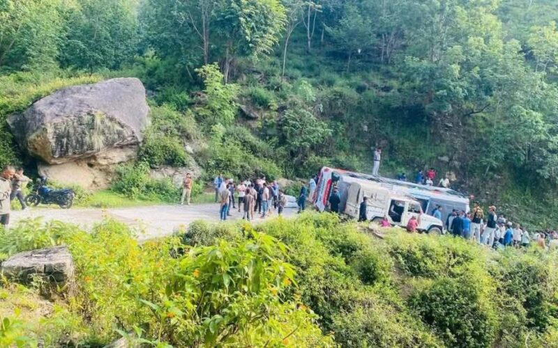बाजुरामा ब्रेक फेल हुँदा बस दुर्घटना, २४ यात्रु घाइते