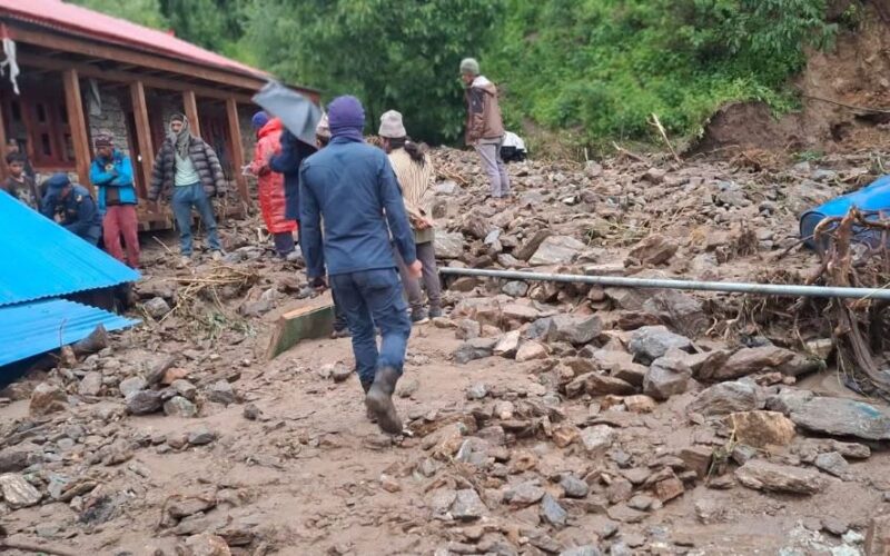 डोल्पामा बाढीले घर पुर्‍यायो, एकको मृत्यु, आठ घरमा क्षति